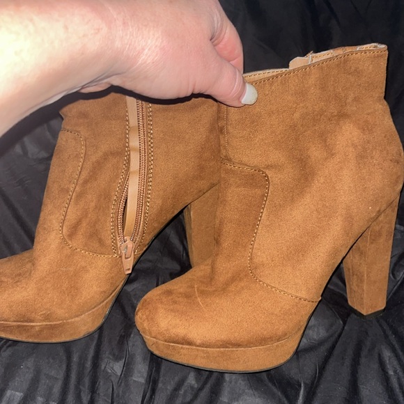 Boots - Picture 4 of 5